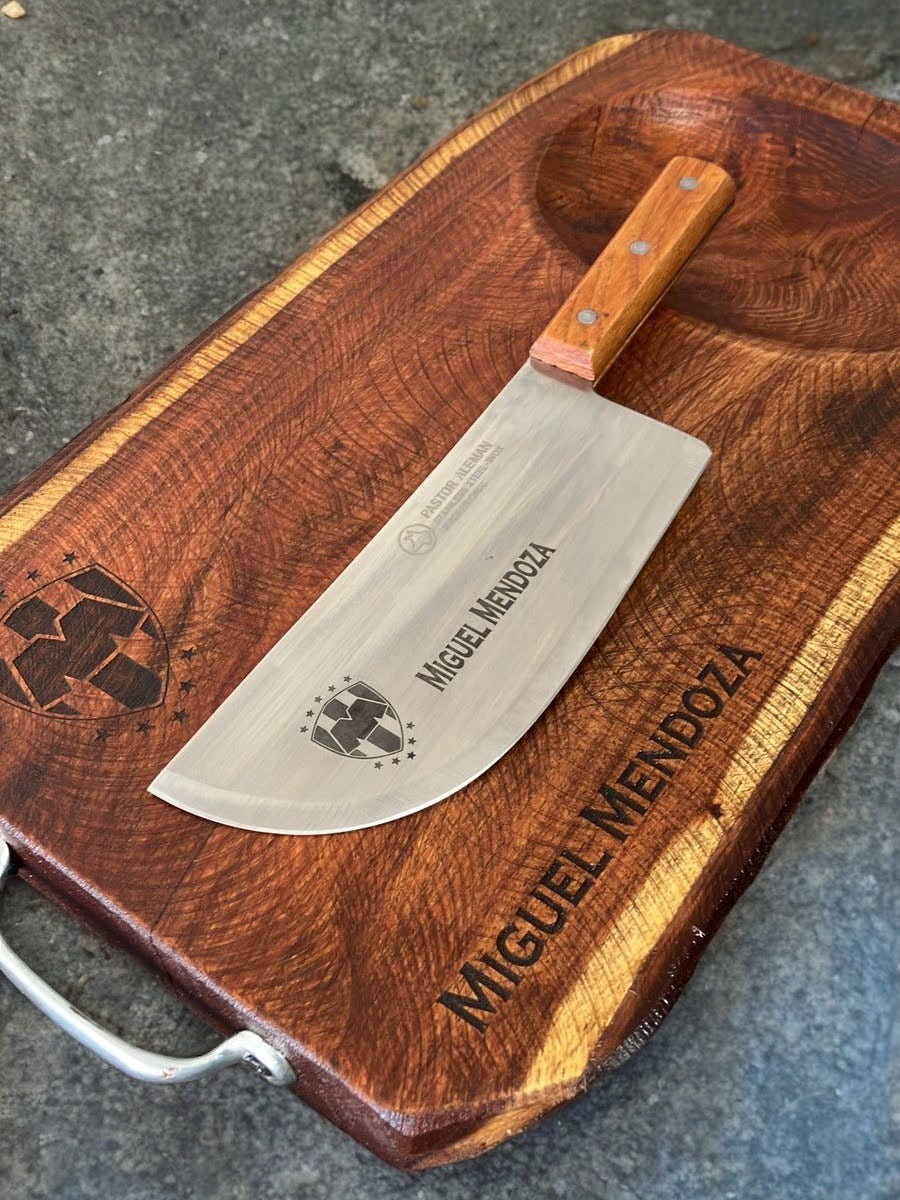 Tabla de Mezquite con Hacha