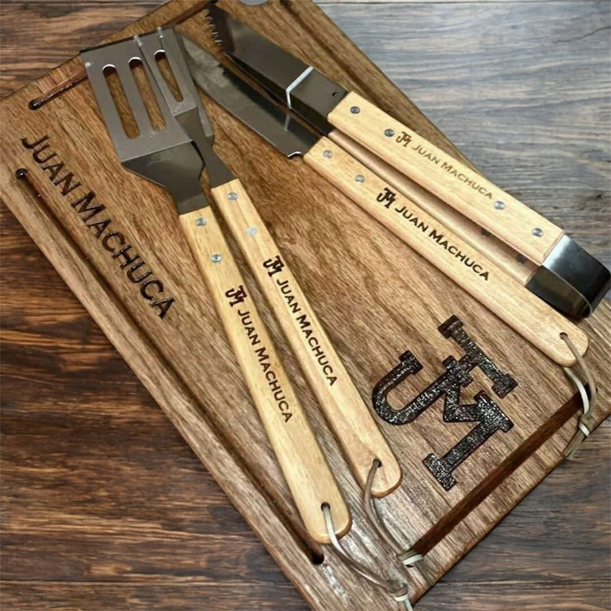 Paquete Tabla parrillera de encino 45x27 y 4 utensilios parrilleros todo personalizado y grabado en láser