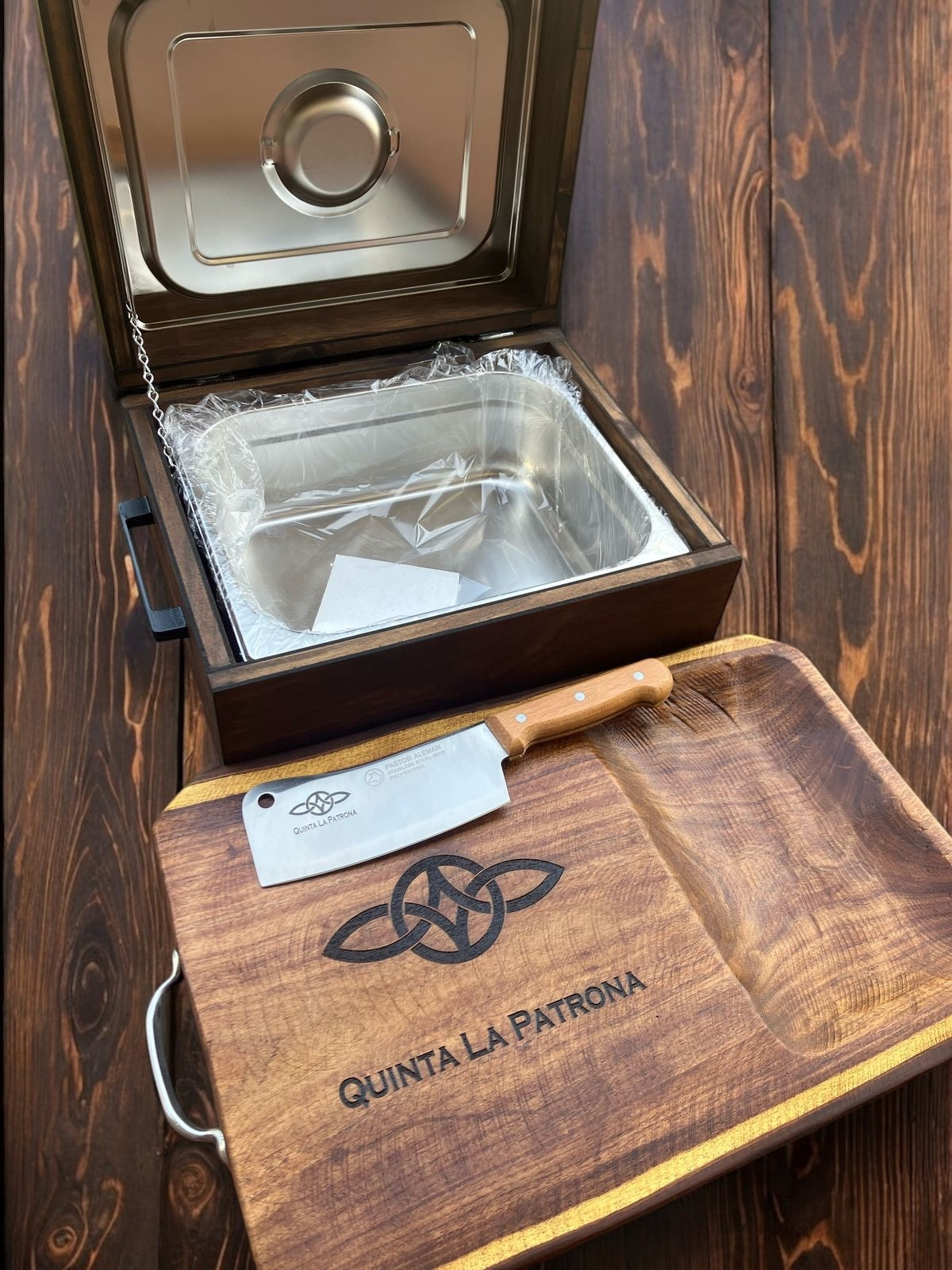 Kit Parrillero, Grill Tank con capacidad para 5kg Tabla de Mezquite y hacha 100% personalizados