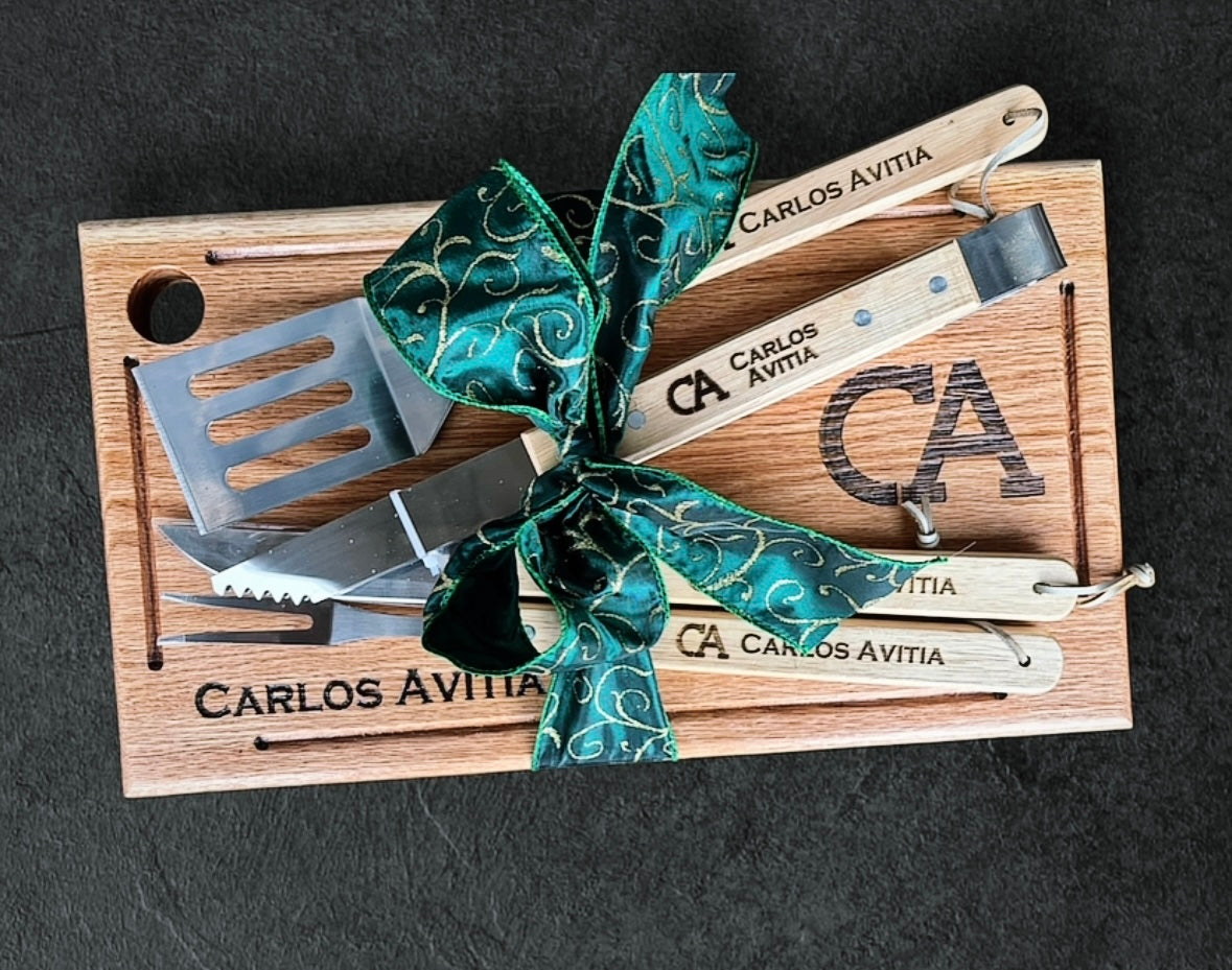 Paquete Tabla parrillera de encino 45x27 y 4 utensilios parrilleros todo personalizado y grabado en láser