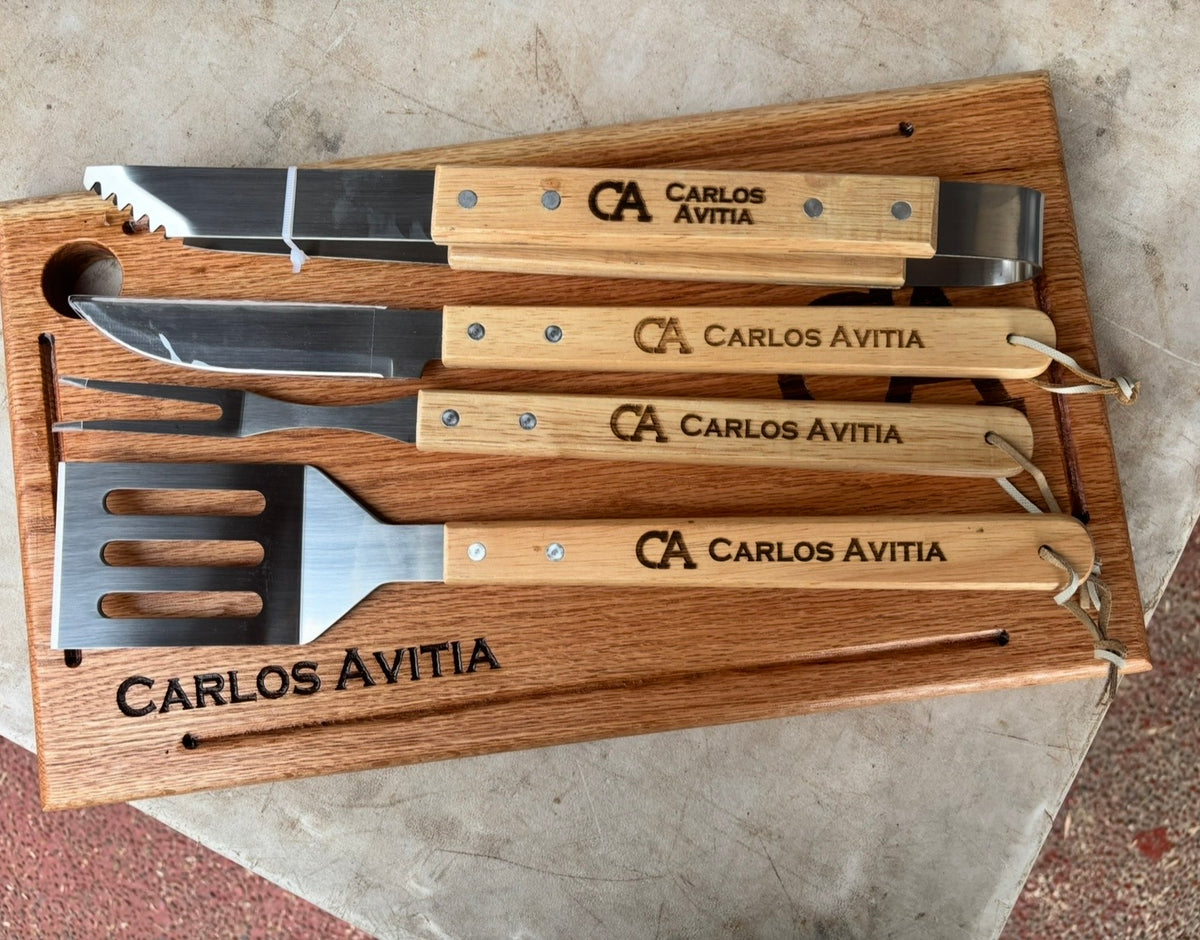 Paquete Tabla parrillera de encino 45x27 y 4 utensilios parrilleros todo personalizado y grabado en láser
