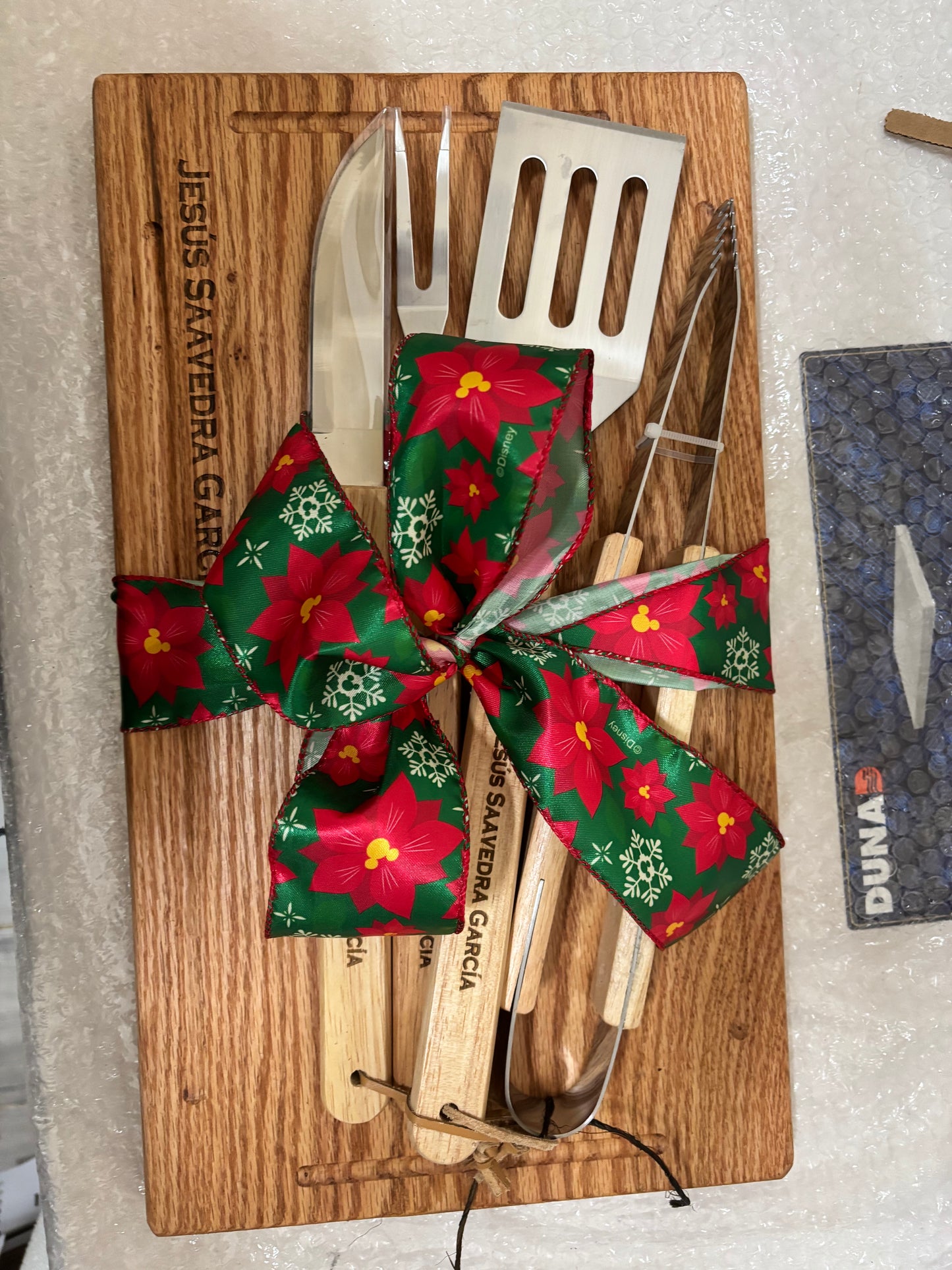 Paquete Tabla parrillera de encino 45x27 y 4 utensilios parrilleros todo personalizado y grabado en láser