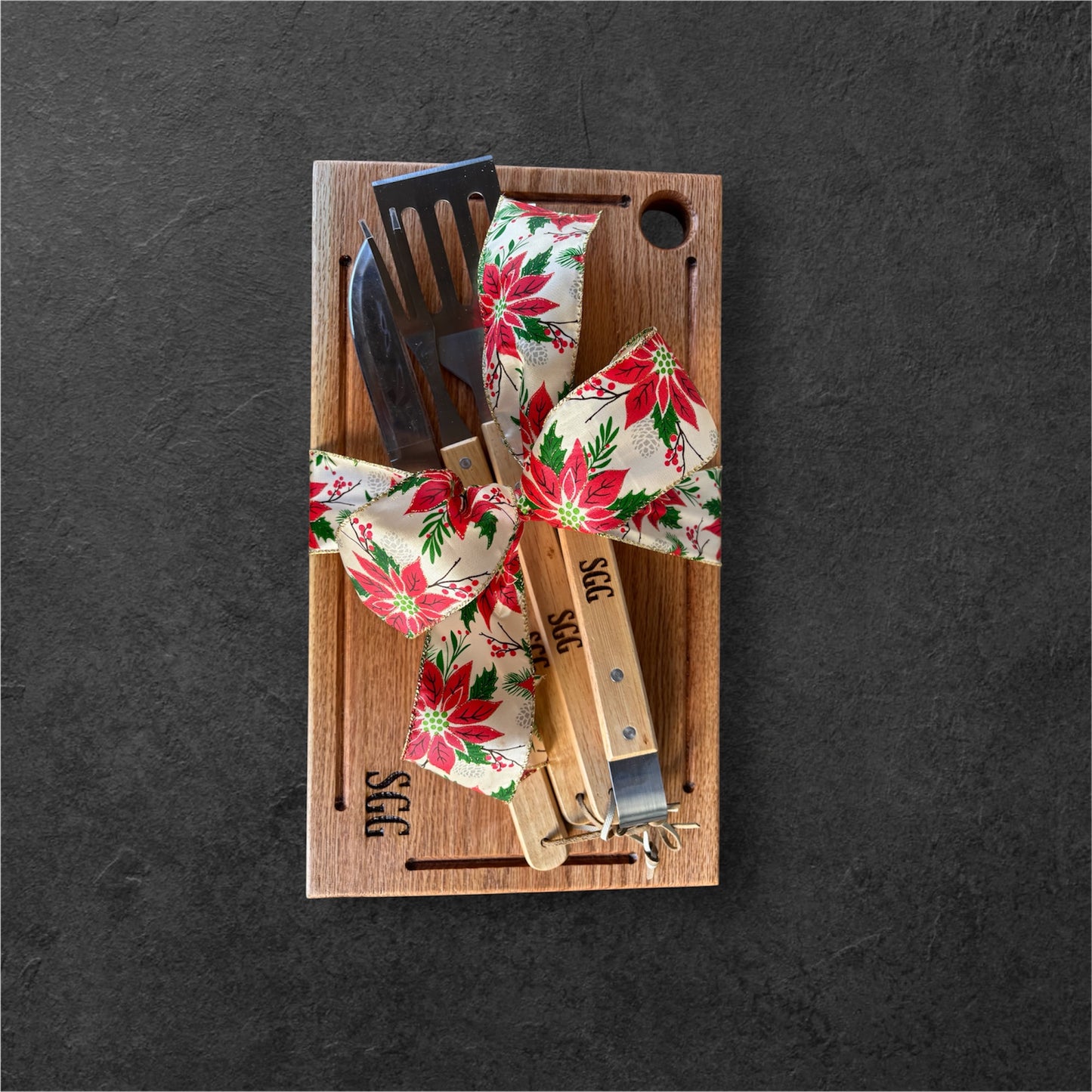 Paquete Tabla parrillera de encino 45x27 y 4 utensilios parrilleros todo personalizado y grabado en láser