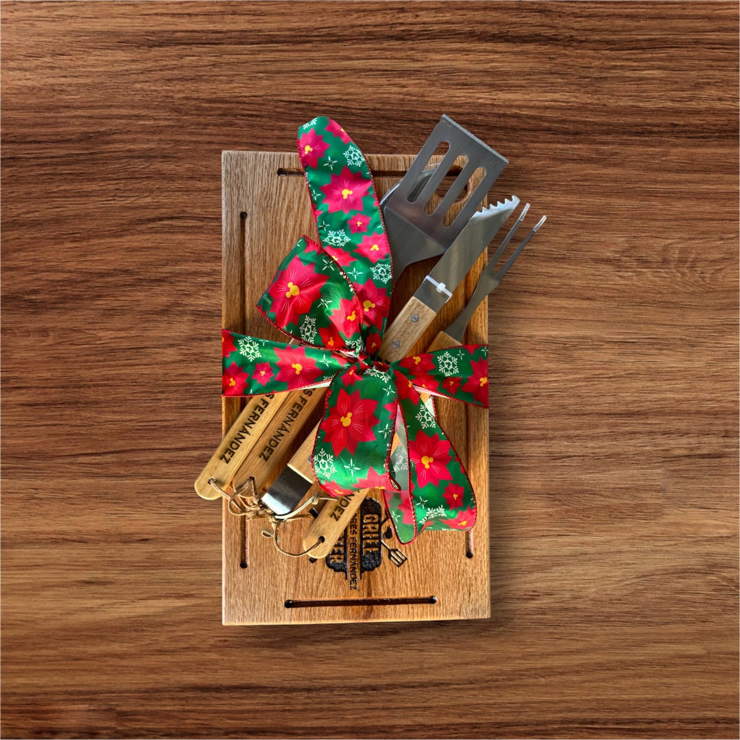 Paquete Tabla parrillera de encino 45x27 y 4 utensilios parrilleros todo personalizado y grabado en láser